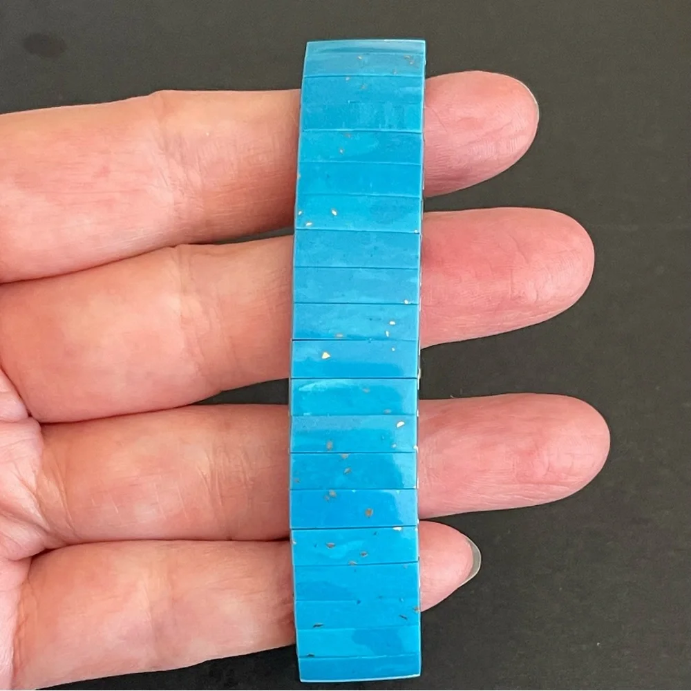 Vintage turquoise stretch bracelet.